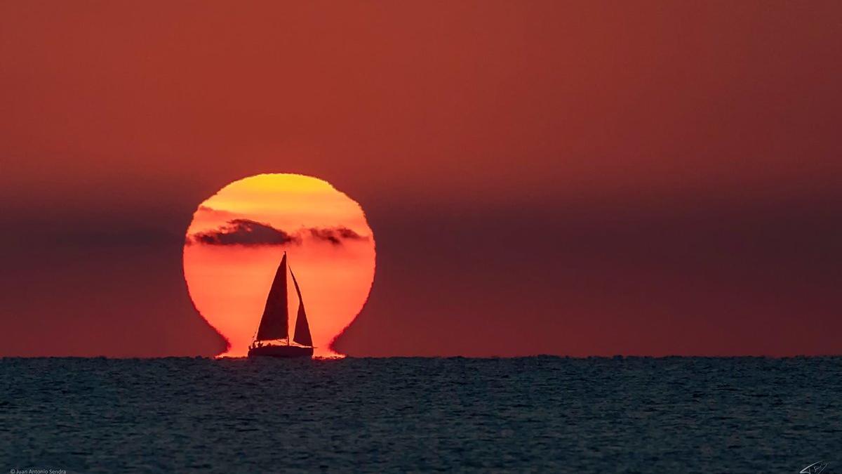 Un velero frente al Sol.