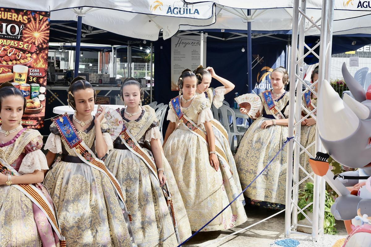 Carmen, Marta y la corte infantil visitan la hoguera Seneca-Autobusos