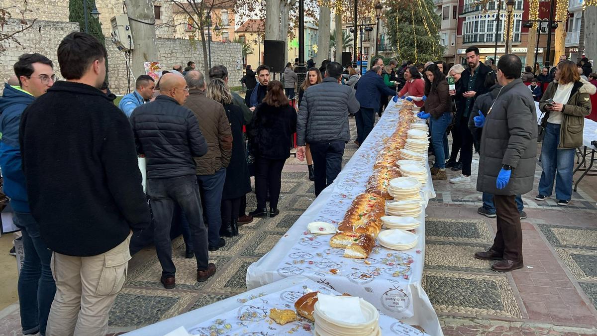 Reparto del roscón de Reyes gigante de Lucena el año pasado.