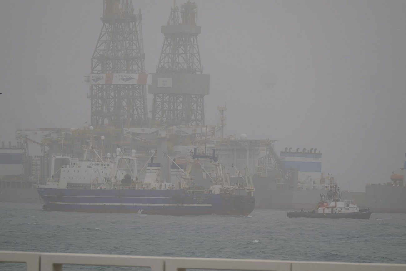 El fuerte viento golpea a una Canarias con calima