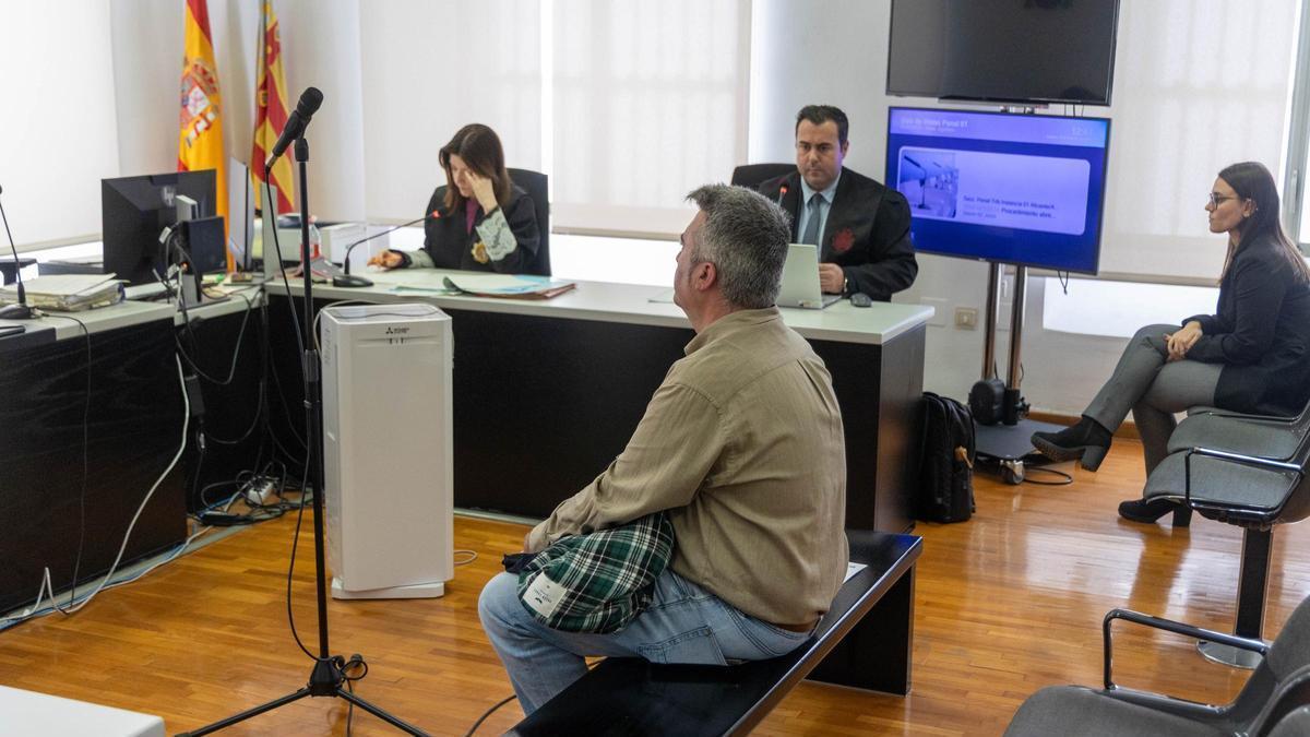 El expresidente de Apamar, en el banquillo de los acusados en el juicio celebrado en Alicante. / Jose Navarro
