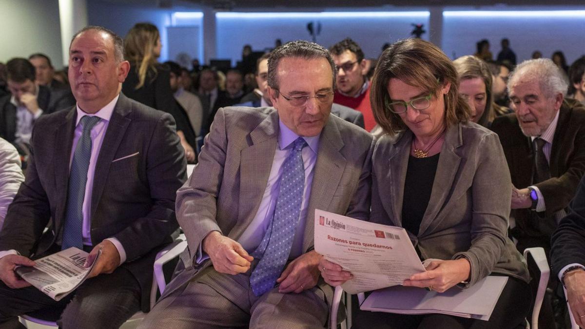 El presidente de Prensa Ibérica, Javier Moll, entre la vicepresidenta Ribera y el presidente de Caja Rural, Nicanor Santos, durante la primera edición de Razones para Quedarnos.