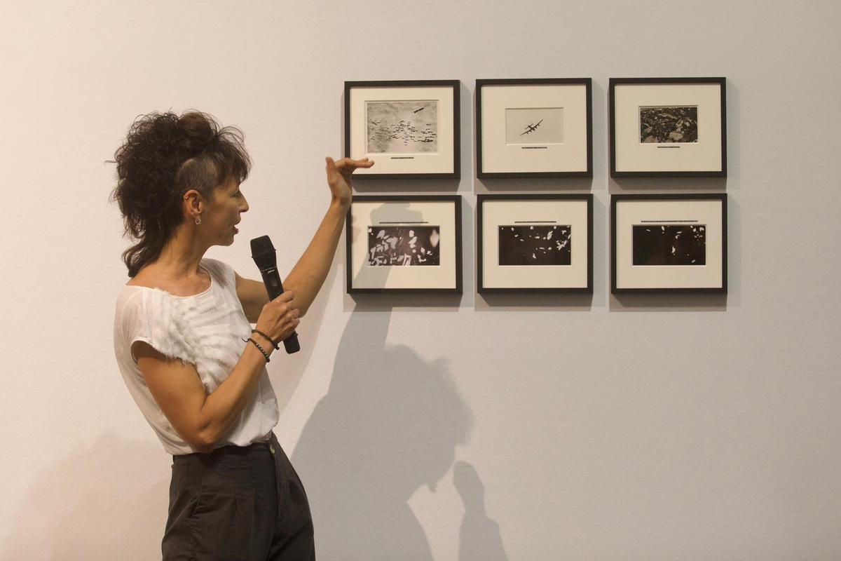 Garriga, junto a una de sus obras, durante la presentación.