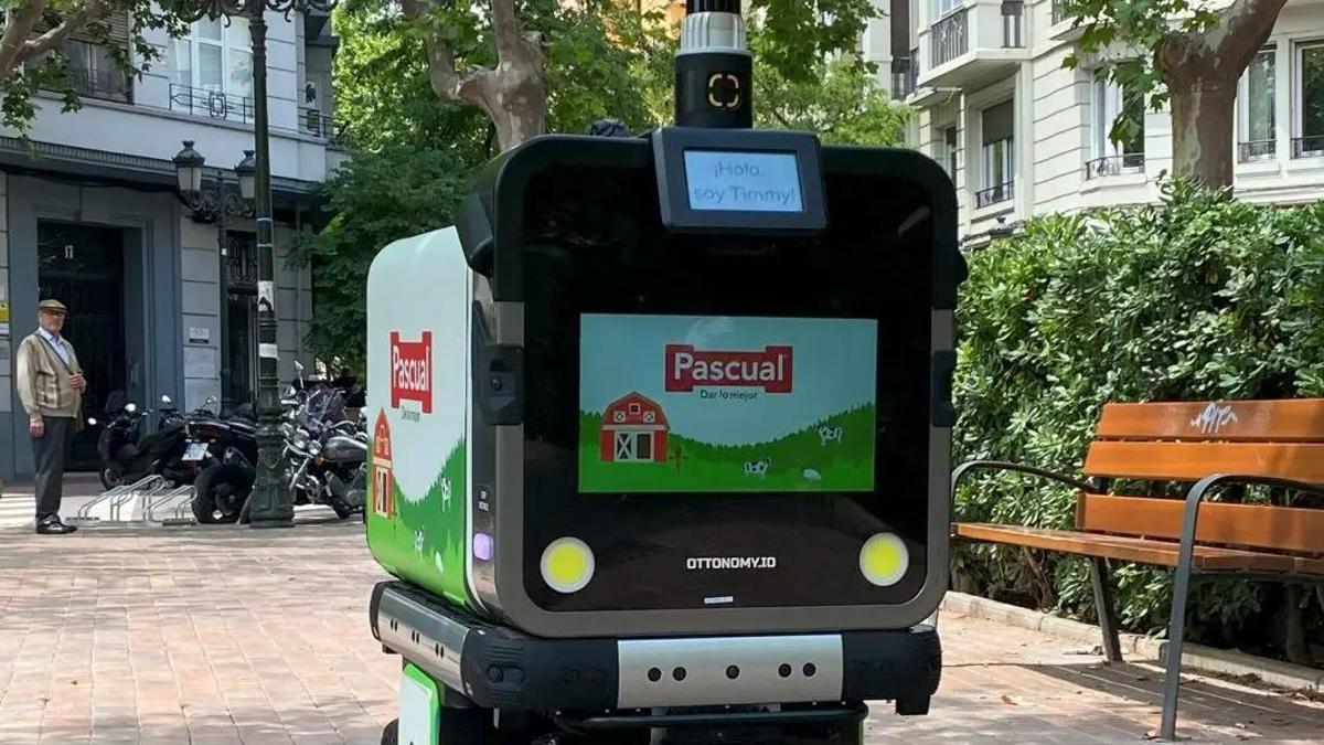 Un robot de Pascual por las calles del centro de Zaragoza