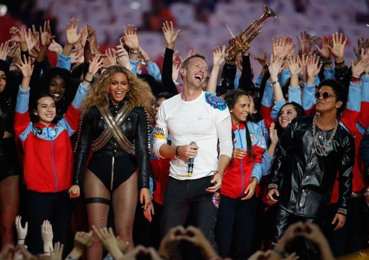 Beyoncé, Chris Martin y Bruno Mars, felices sobre el escenario tras su actuación durante el descanso de la Super Bowl.