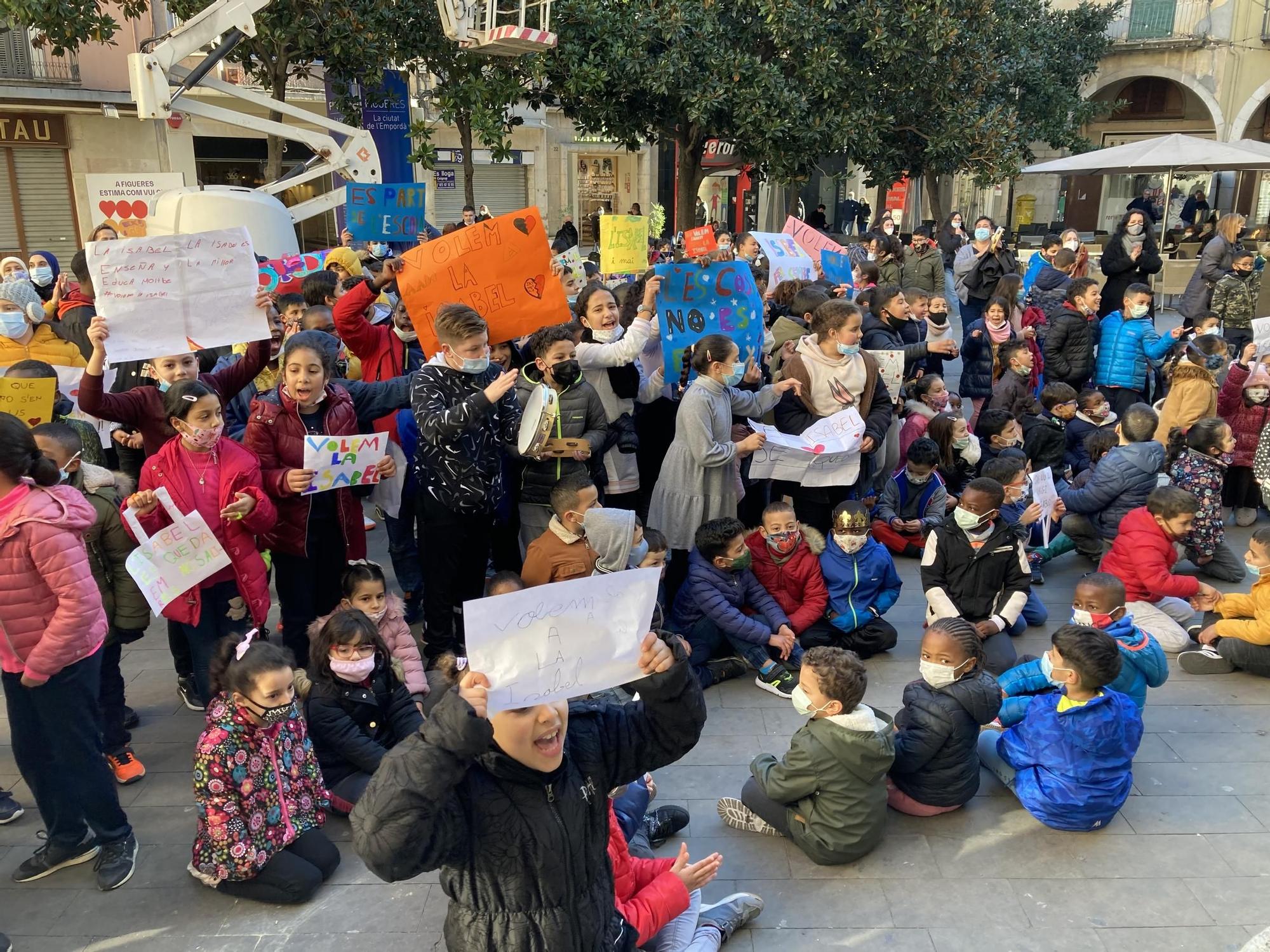 Protesta de l'Escola Anicet de Pagès davant l'Ajuntament de Figueres en defensa de la seva conserge