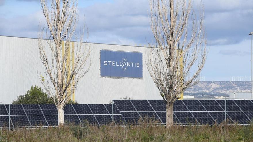 Stellantis necesita contratar a 400 trabajadores antes de octubre para su planta en Aragón: este es el motivo y los perfiles que busca