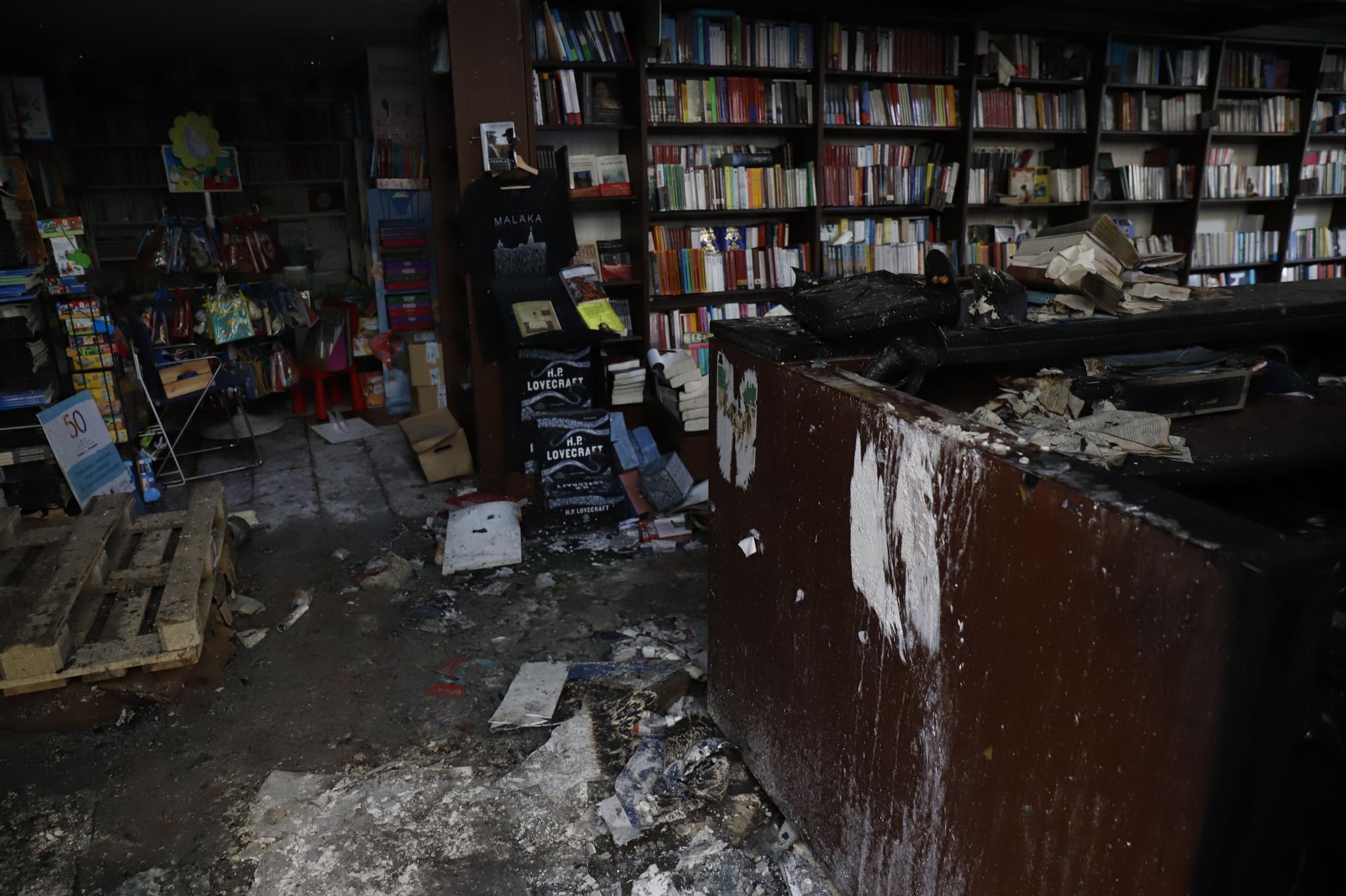 Así ha quedado el interior de la librería Proteo tras el incendio de la noche del jueves