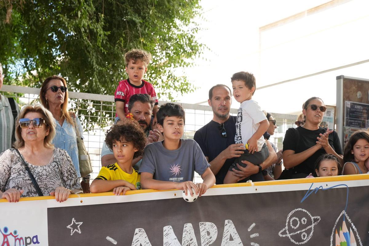 La manifestación en el colegio Lope de Vega, de Badajoz, en imágenes