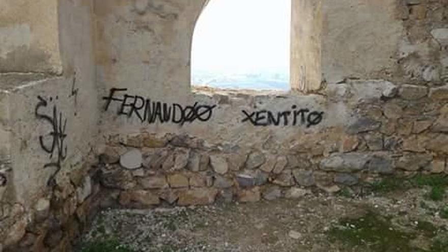 Pintadas sobre los muros del Castillo de Callosa.