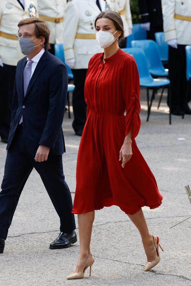 La reina Letizia recupera su vestido rojo vaporoso de Ferragamo en la celebración de San Juan, patrón de la Policía Nacional