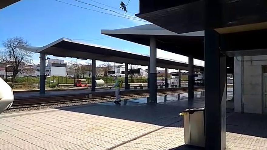 Efectivos de la UME desinfectan la estación de trenes de Badajoz