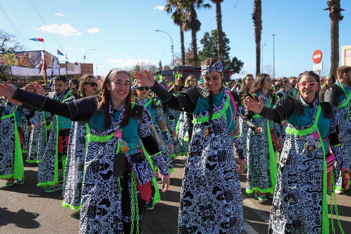 La comparsa Balumba bailando en Puerta de Palmas.