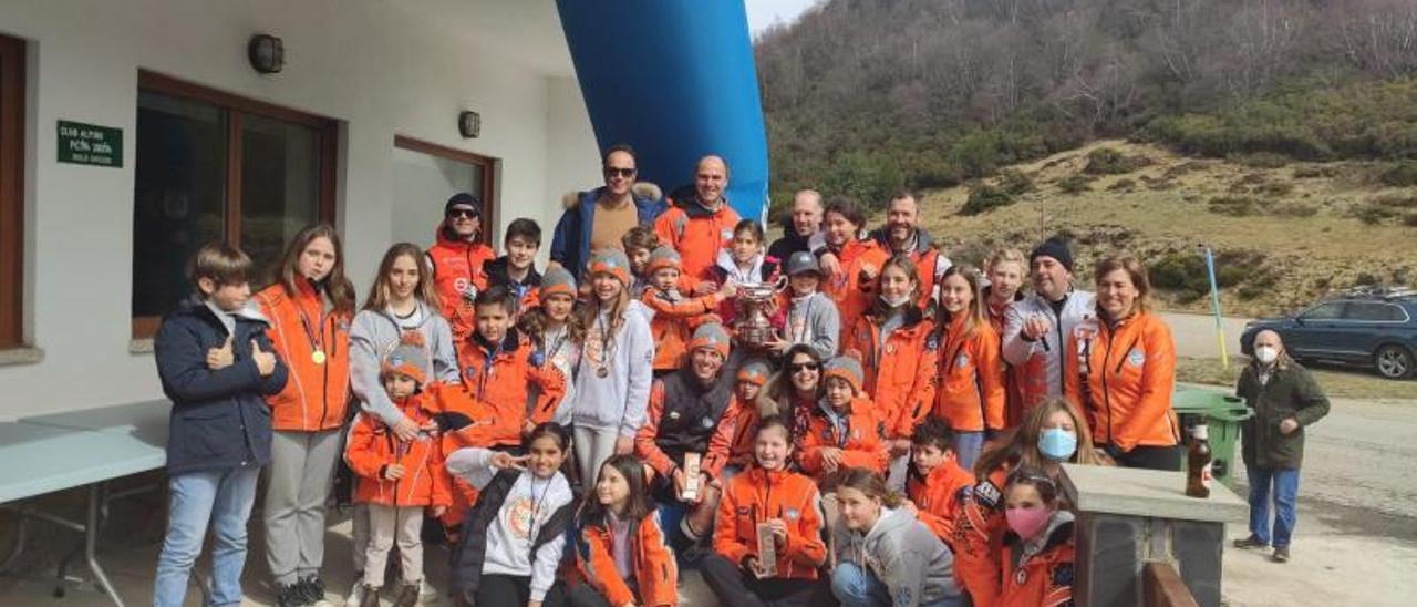 Foto de familia de los componentes del Ski Club Elit Mirios, que se alzó con el trofeo interclubes. | V. P.