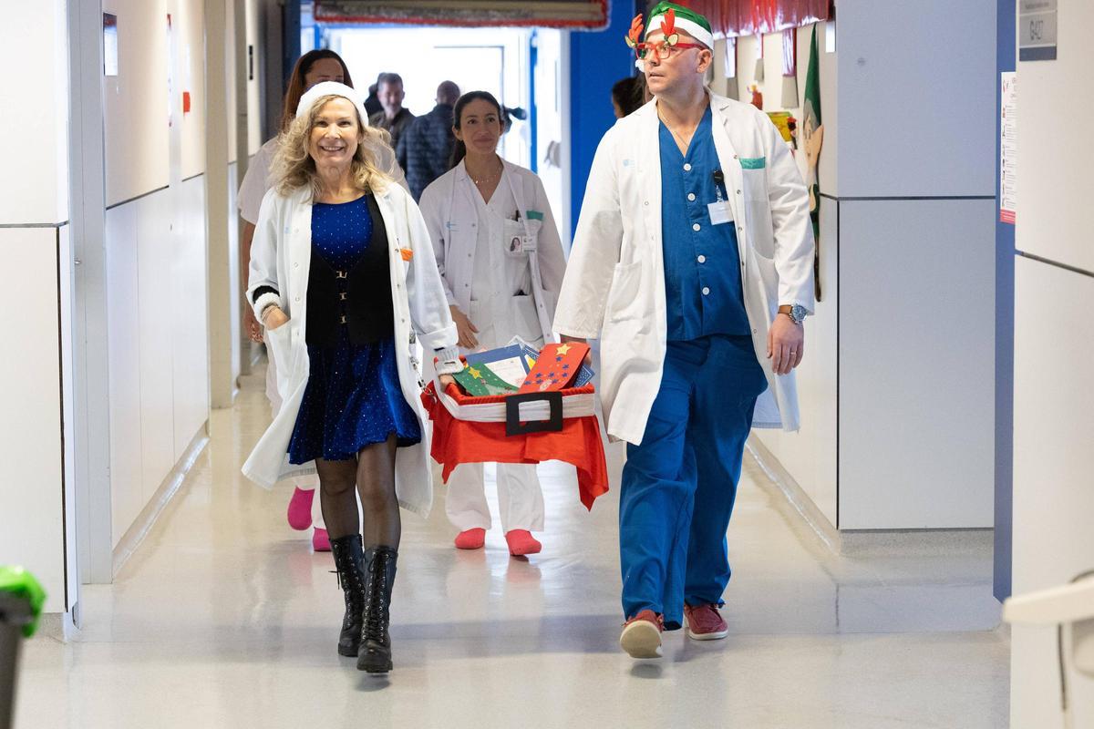 Imágenes de la entrega de felicitaciones navideñas a enfermos en el hospital Can Misses