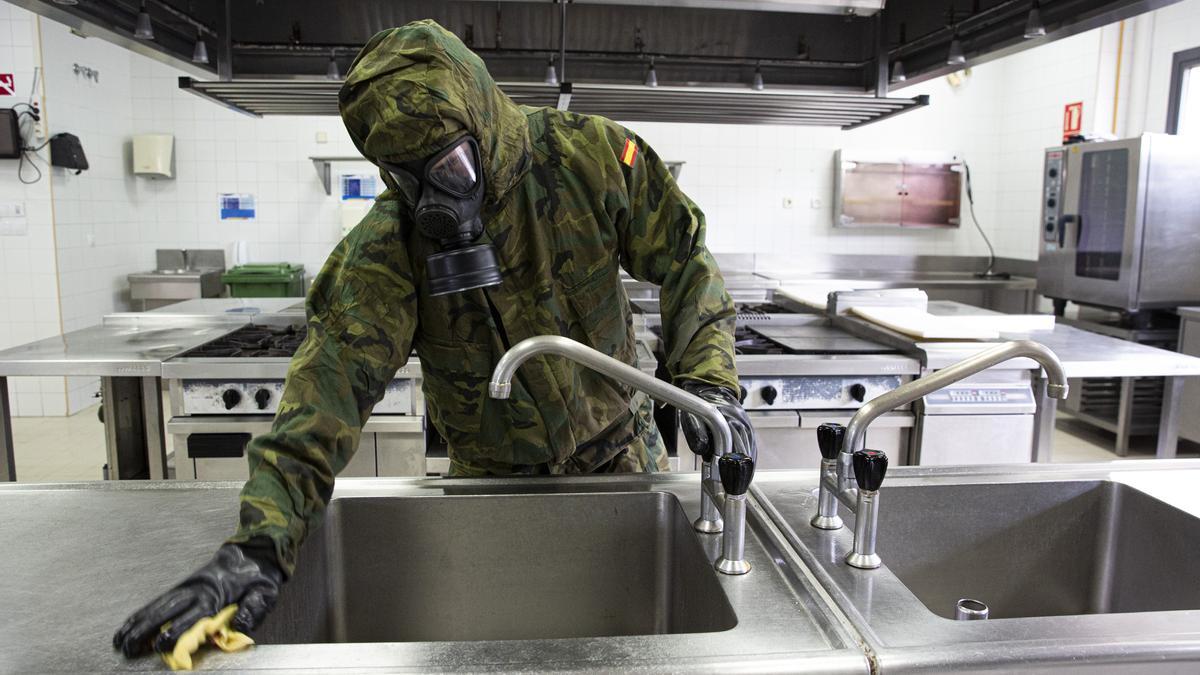 Un militar de la UME desinfectando de covid las instalaciones del CDT de Alicante en una imagen de archivo