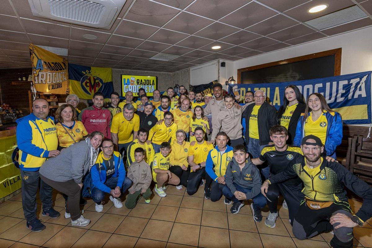 Alfon y Freeman junto a los miembros de la peña La Rajola Grogueta.