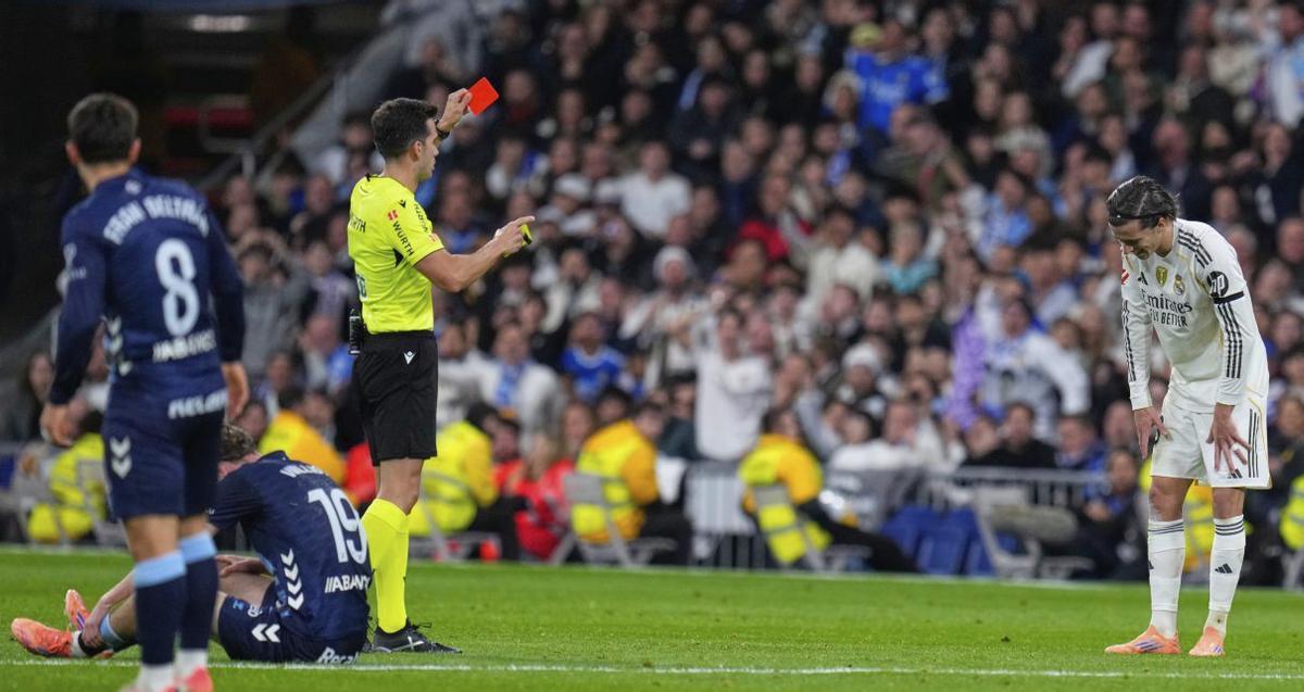 El árbitro expulsa a Carreras.