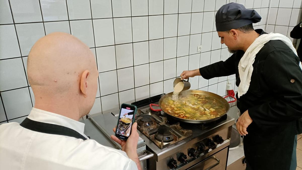 Un chef polaco graba a Luis elaborando la paella