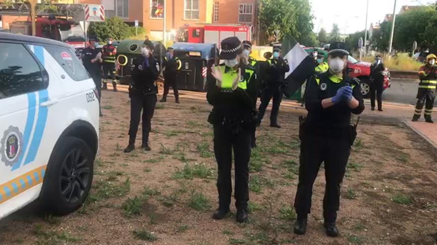 Homenaje de la policía local y bomberos a una residencia de mayores en Badajoz