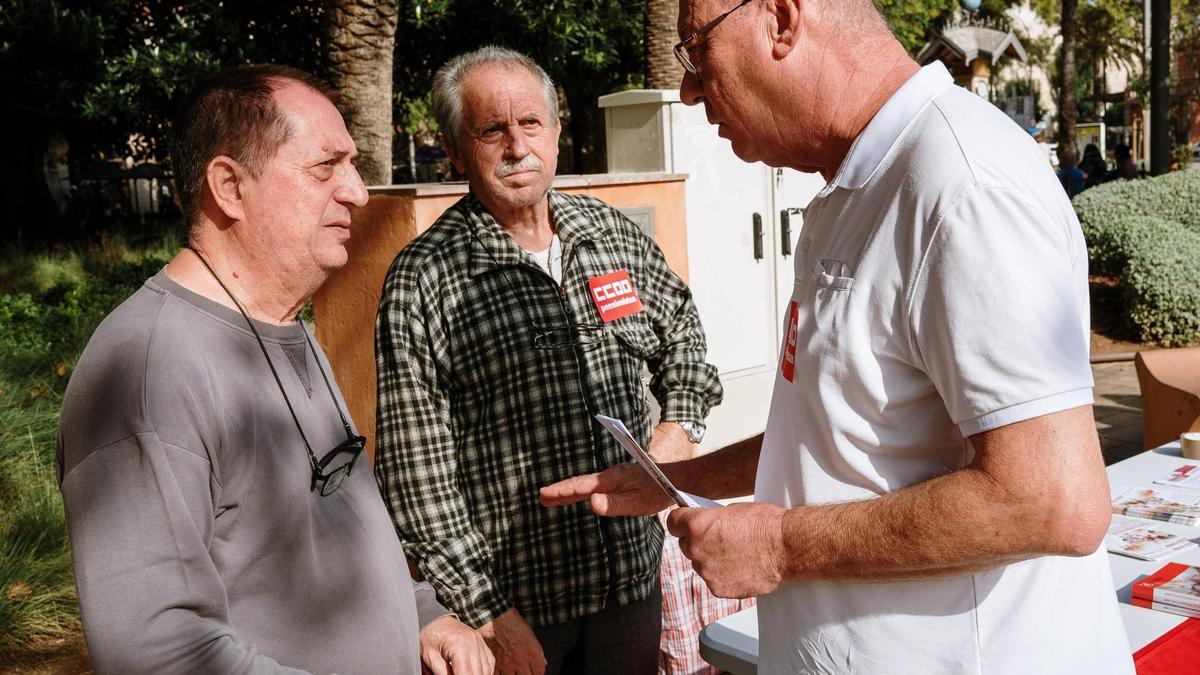 La federación de pensionistas y jubilados de CCOO protestó contra el cierre de oficinas bancarias.