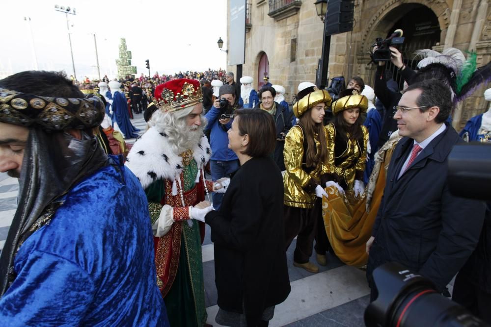 Una multitud recibe a los Reyes Magos en Gijón.