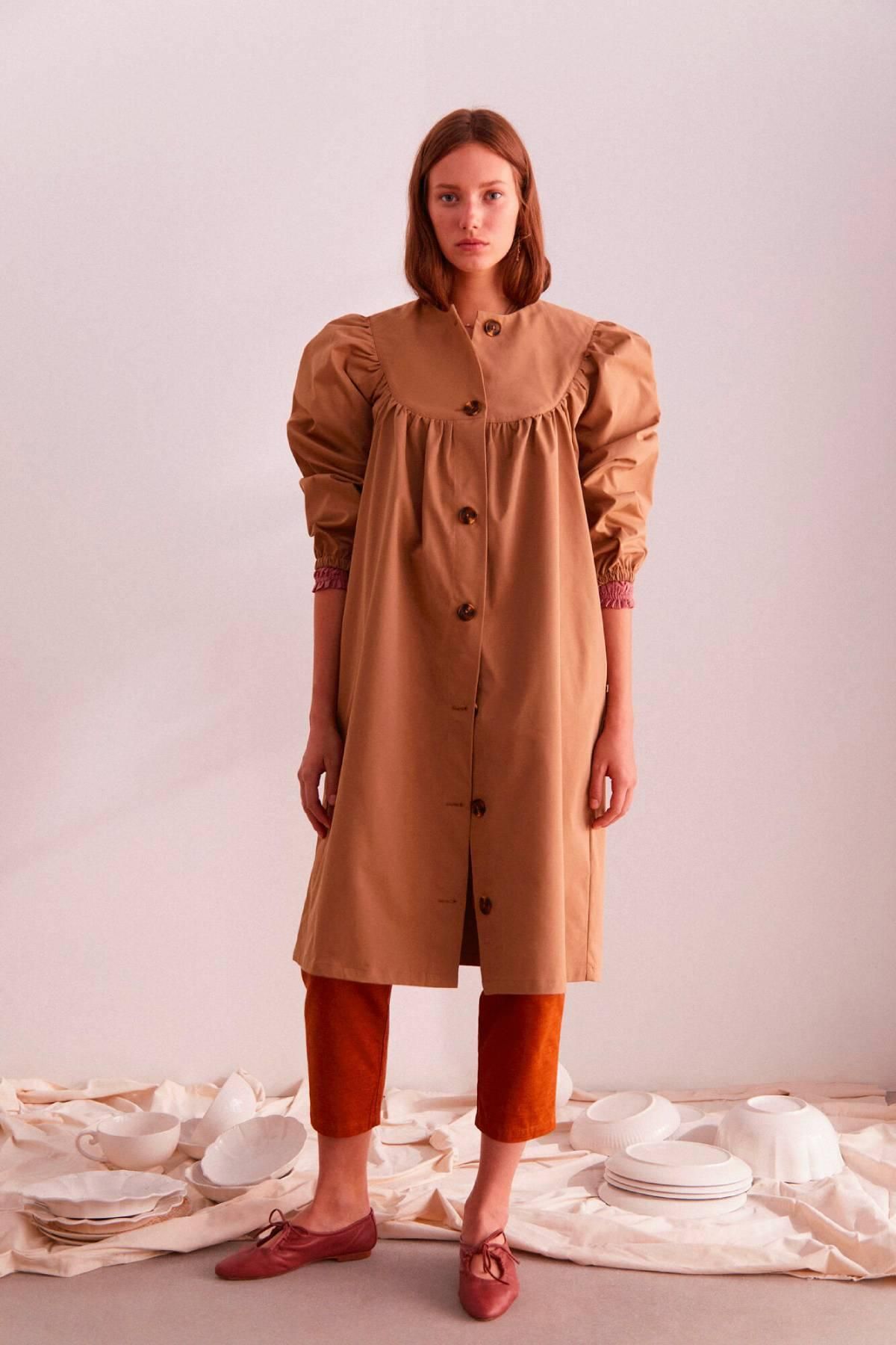 Gabardina con detalles fruncidos de Hoss Intropia