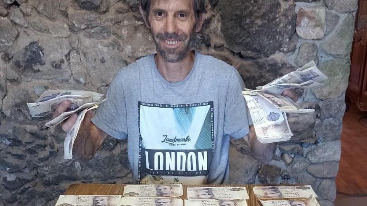 Toño Piñeiro encontró el dinero repartido en seis botes de cacao en polvo.