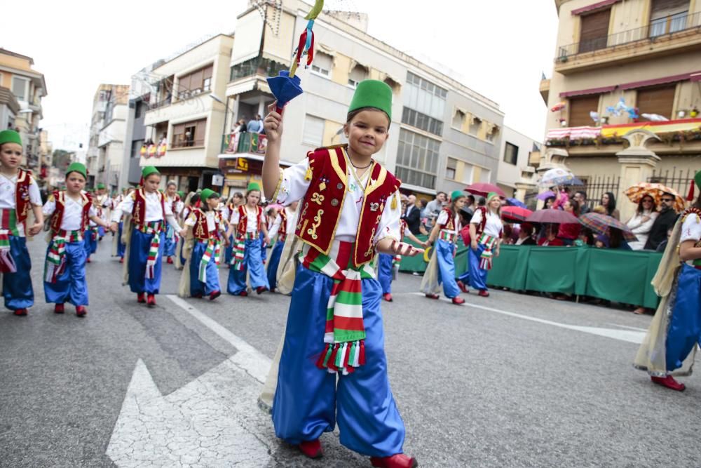 Los niños de todas las comparsas consiguen lucirse durante el Desfile Infantil a pesar del tiempo