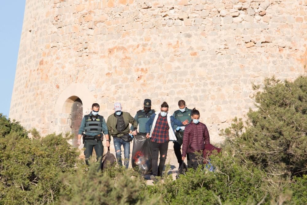 Llegan otras cuatro pateras a Ibiza en una única jornada y la Guardia Civil detiene a 48 personas, todos hombres jóvenes