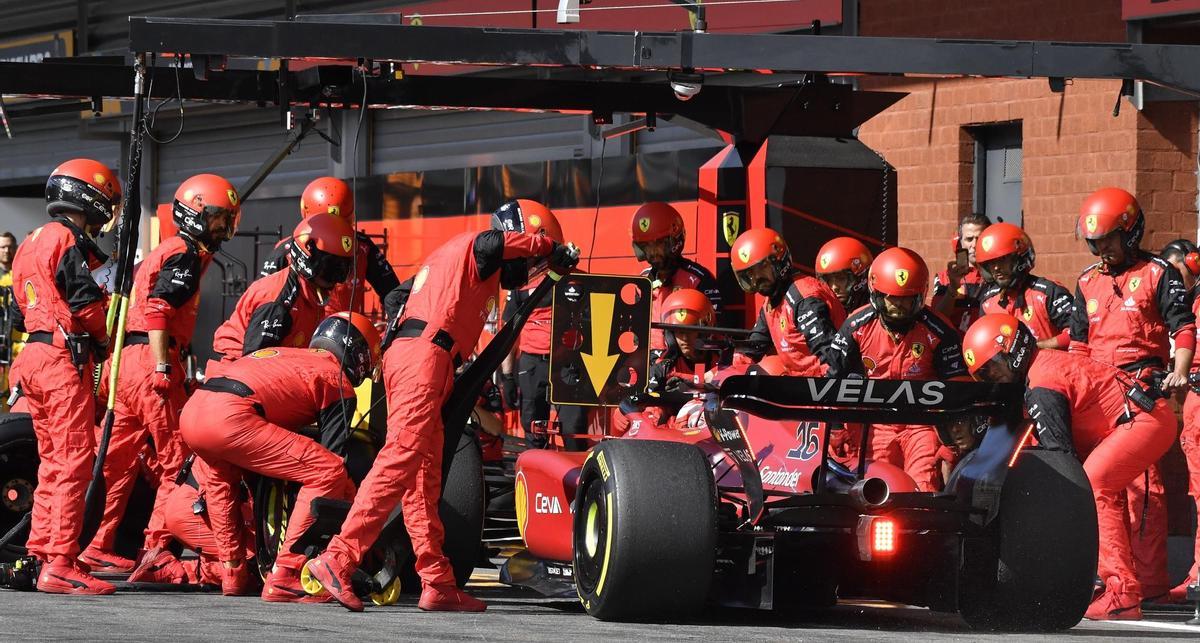Stavelot (Belgium), 28/08/2022.- Monaco’s Formula One driver Charles Leclerc of Scuderia Ferrari in action at the pit-stop during the Formula One Grand Prix of Belgium at the Spa-Francorchamps race track in Stavelot, Belgium, 28 August 2022. (Fórmula Uno, Bélgica) EFE/EPA/GEERT VANDEN WIJNGAERT / POOL