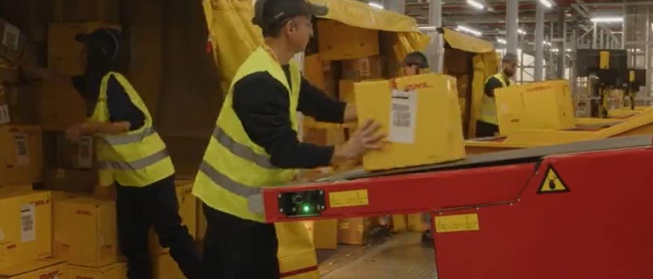 Operarios de DHL en un  centro inaugurado en Israel.