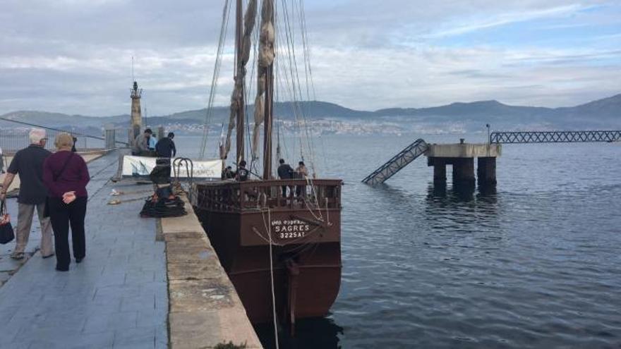 Así rompió la carabela  Boa Esperança  la pasarela del Puerto de Vigo