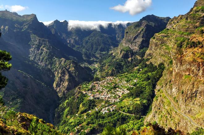 Madeira, Curral das Freiras desde el mirador Eira do Serrado.