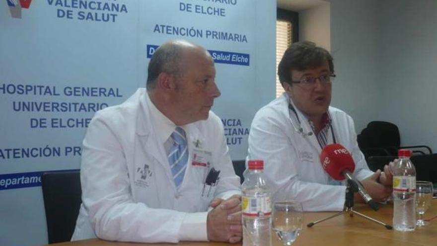 A la izquierda, el director médico del Hospital General y, a la derecha, Rodríguez Lescure.