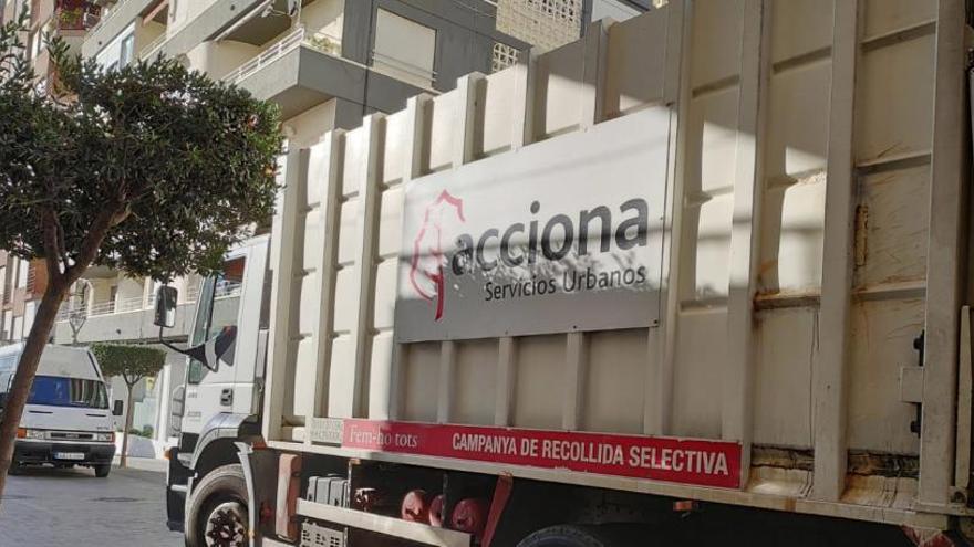 Un camión de Acciona en la calle Concepción de Torrevieja con el lema que anima a la recogida selectiva rotulado en valenciano