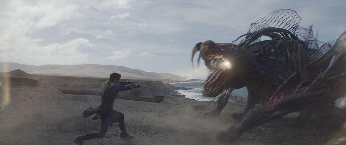 Un combate entre un 'Eterno' y un 'Desviante' en la película 'Eternals' de Marvel.
