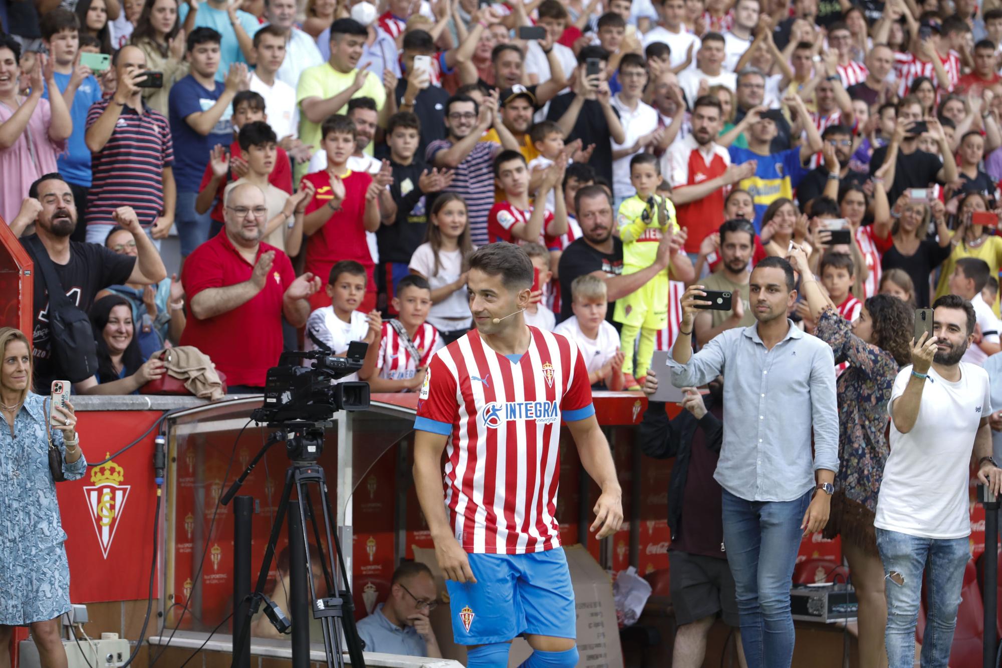 Masiva bienvenida al Grupo Orlegui en El Molinón