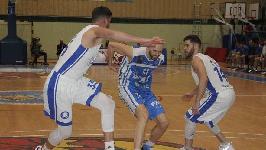 Andrés Miso pierde el balón ante la presión de dos jugadores del COB. // Santos Álvarez