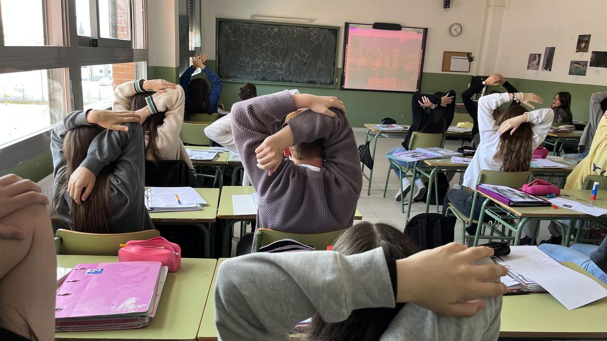 Los alumnos del IES Ítaca de Zaragoza estiran y realizan ejercicios dentro del programa 'Pausas Activas'