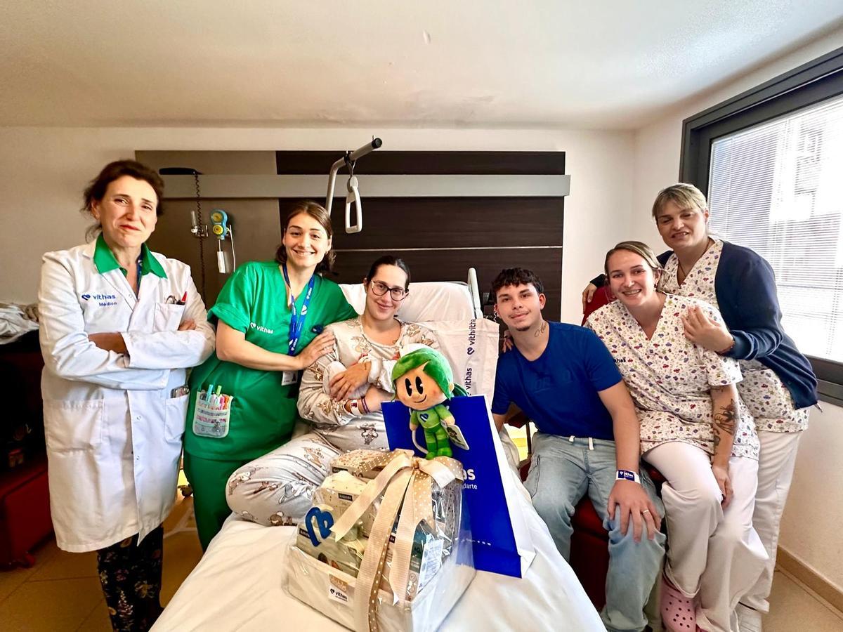 La primera bebé del año en Vithas Las Palmas junto a sus papás y personal sanitario del hospital