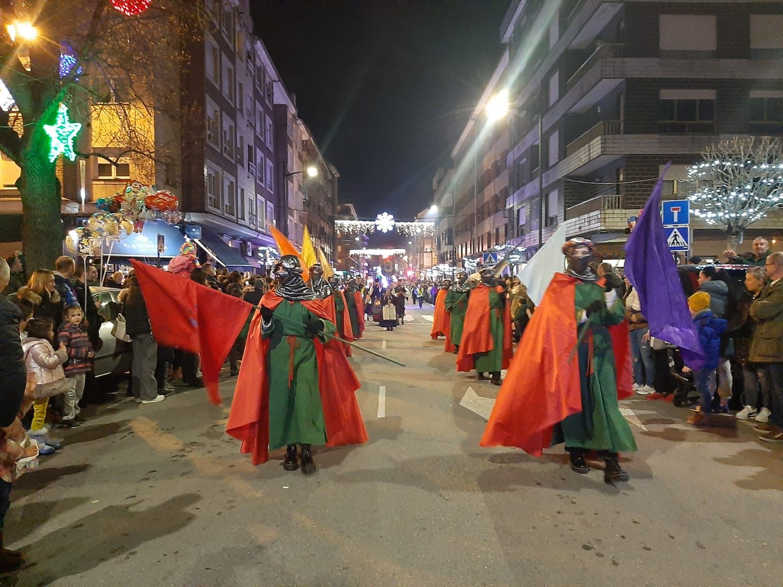 Los Reyes, en dromedario en la Pola: así ha sido la cabalgata de la capital sierense