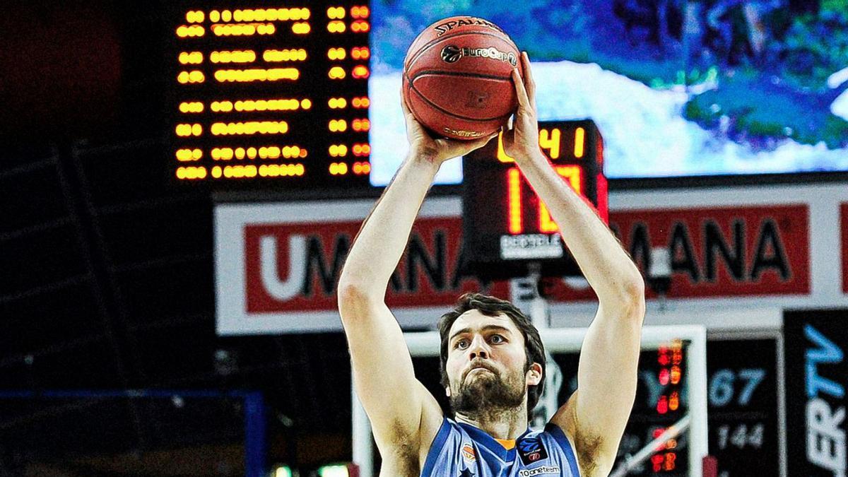 Mike Tobey, en un lanzamiento 
a canasta en el partido de 
anoche.  reyer venezia  | M. A. POLO