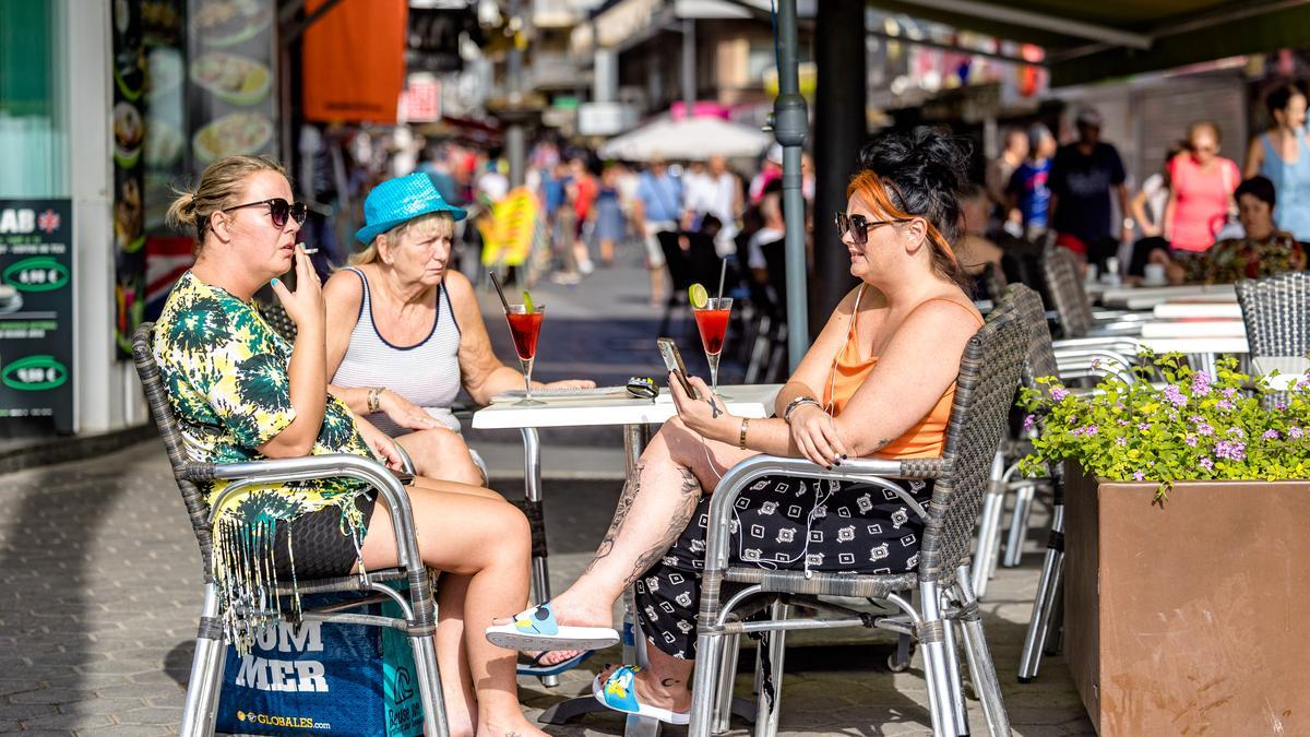 Las terrazas se llenan estos días de turistas nacionales y extranjeros en Benidorm.