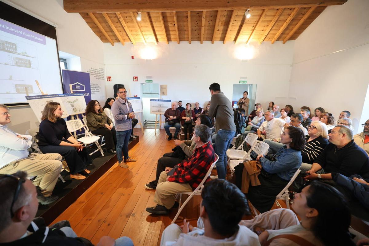La reunión de los vecinos de sa Real con el alcalde de Ibiza, Rafael Triguero, por el proyecto del aparcamiento