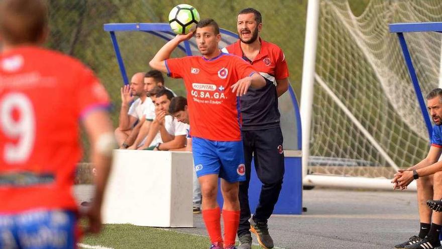 El lateral Oli se dispone a sacar de banda ante el técnico unionista, Fernando Currás. // Gustavo Santos