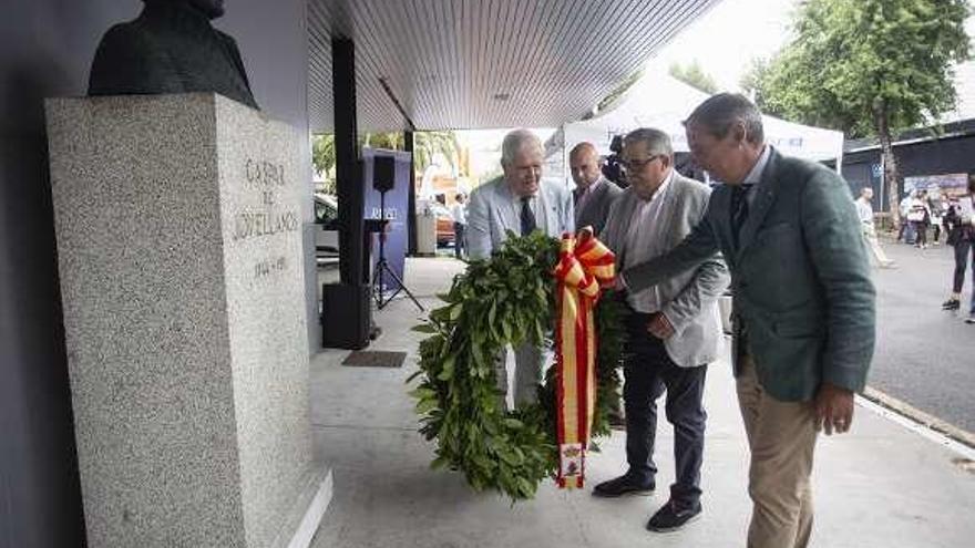 Por la izquierda, Ignacio García-Arango, Jesús Martínez Salvador, Aníbal Vázquez y Pedro López Ferrer, durante la ofrenda floral, en la Feria.