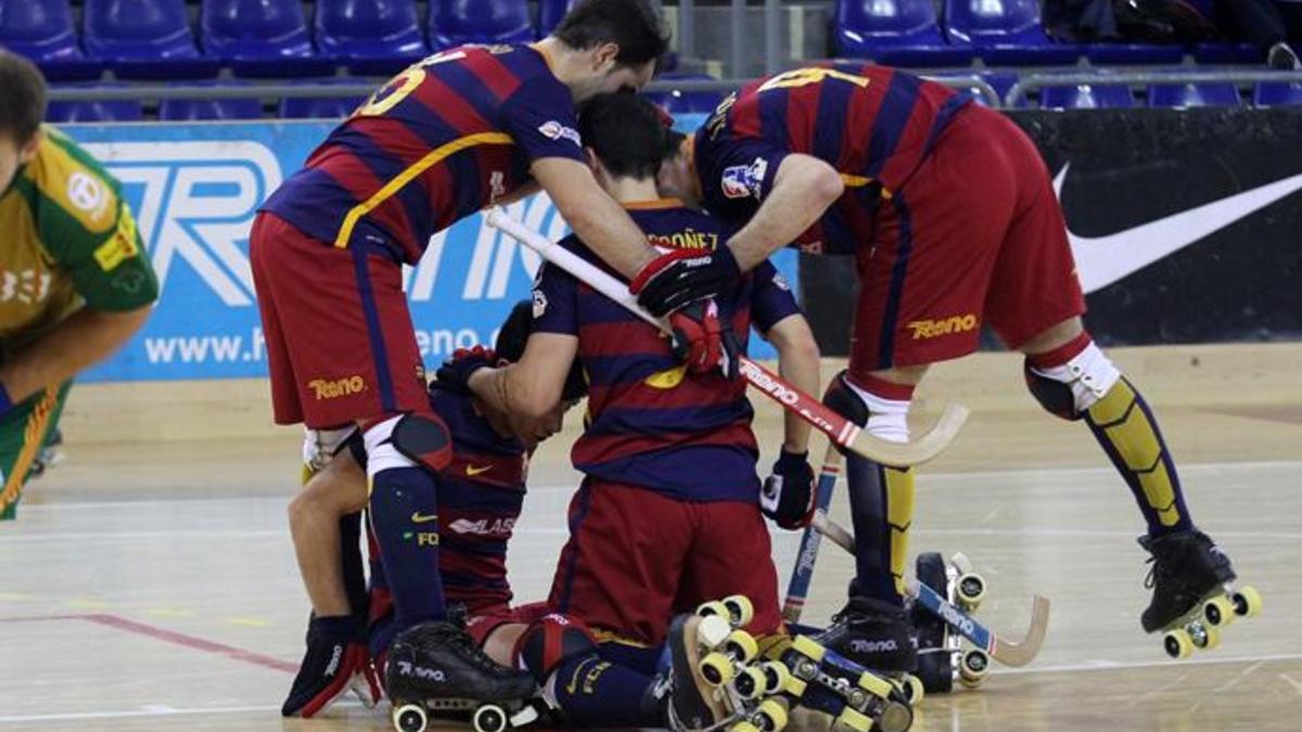 Jugadores del Barça Lassa, haciendo piña en un partido