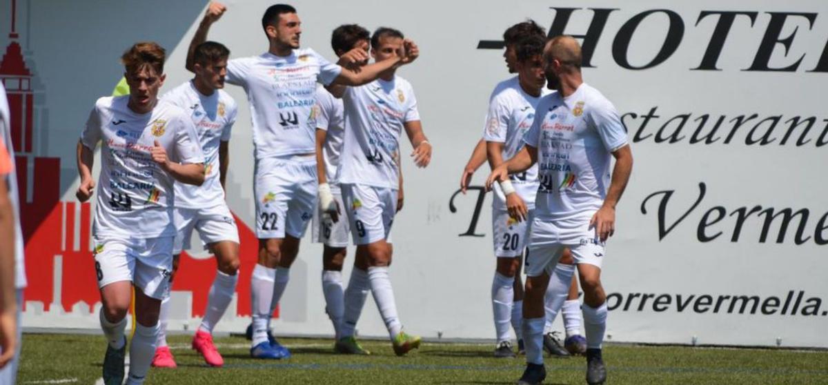 Piera celebra con sus compañeros el 0-1. | CERDANYOLA
