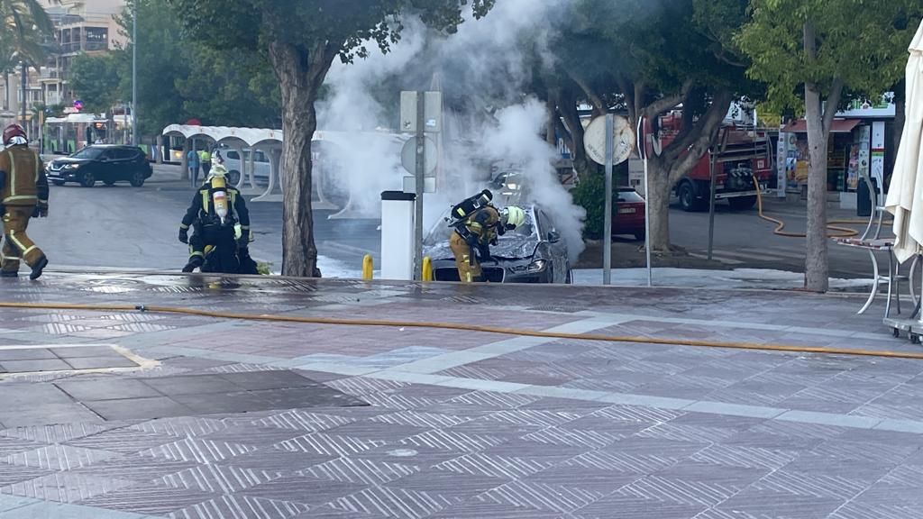 Alarma por el incendio de un coche eléctrico en la primera línea de s'Arenal de Llucmajor